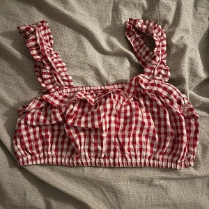 röd-rurig sommar topp - nästan helt ny sommar kort topp från NA-KD, helt oanvänd då den aldrig passade från första början.