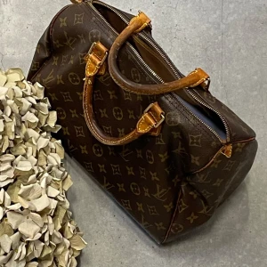 Louis Vuitton speedy 35  - LV väska säljes, modell speedy 35  Har tyvärr slarva bort kvittot, men nummer står i väskan och har fler bilder om ni vill se. Går också att gå förbi LV och be de göra en äktighetsbedömning. 