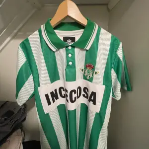 PRIS KAN DISKUTERAS!Retro real betis. 899 kr ny (från planet football). Skick är jätte bra. Storlek M men passar lite stort.