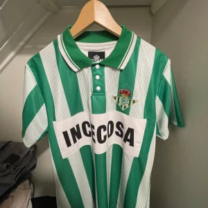 Retro Real Betis fotbollströja - PRIS KAN DISKUTERAS!Retro real betis. 899 kr ny (från planet football). Skick är jätte bra. Storlek M men passar lite stort.