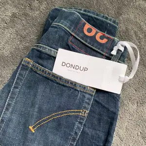 Tja! Säljer nu dessa helt sprillans nya dondup jeans! Jeansen är i storlek W29! Jeansen är helt sprillans nya med tags kvar på! (Oanvända) modell: ritchie! Nypris 3299kr! Vårat pris: 1399kr! Skriv vid frågor eller bilder! Vid snabbaffär=bättre pris!