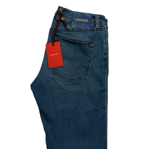 Tramarossa Jeans - Tja säljer ett par Sartoria Tramarossa Jeans i modellen Leonardo. Jeansen är i storlek 35 men sitter mindre som 34. Dem är i nyskick. Hör av er vid frågor eller funderingar:)