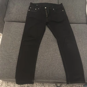 Svarta Levis jeans. Ganska mycke använda men har riv märke och dom är inte sönder någon stans. Priset kan diskuteras. Ny pris 1200kr - Svarat Levis jeans