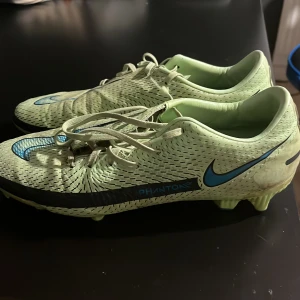Nike phantom gt academy - Säljer dessa fotbollsskor då jag har köpt nya. Använda Max 1 säsong. Är du intresserad eller undrar över något så är det bara att kontakta.