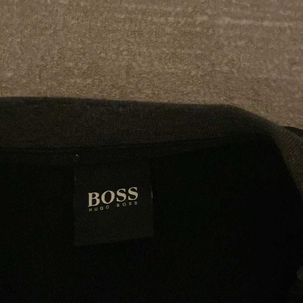 Hej säljer den Hära feta Hugo boss tröjan lite sliten på armarna annars är den perfekt 🤩 storlek L hör av er kan sänka priset . Hoodies.