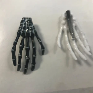 Snygg och Häftigt Hårclips som En Skelett Hand  - Mått 9.00*5.00 cm  29kr/st  Sammafrakt 