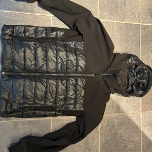 Cp company cardigan jacka  - Cp company jacka perfekt nu när höst och vinter börjar att komma. Jackan är äkta och är köpt i Sverige. 