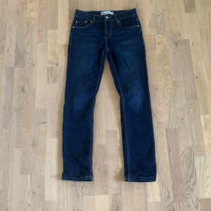 Levis jeans - Säljer dessa Levis jenas, sparsamt använda och är i riktigt bra skick