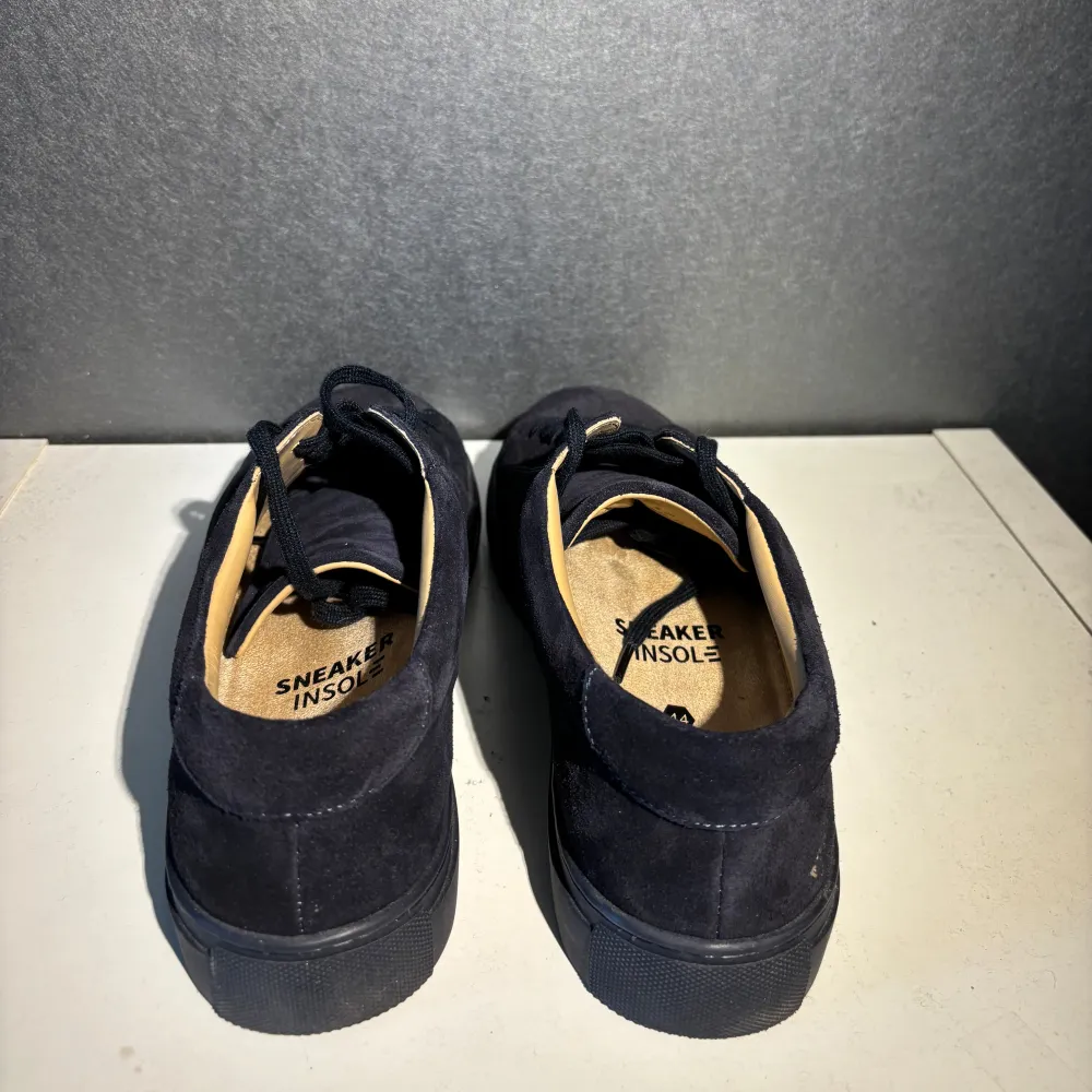 Superfina sneakers i mocka Storlek:43 Skick:10/10 endast sulan som är smutsig vilket kan lösas! Nypris:1899kr Vårat pris:1099kr Byten funkar! Kan mötas upp. Skor.