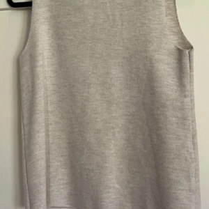 Stickad zara topp  - En fin stickad polo tröja från Zara. Köpt från Plick men kommer aldrig till användning! Inga tecken vid hål eller fläckar! Skriv vid mer frågor och funderingar!💘 pris kan alltid diskuteras! :)