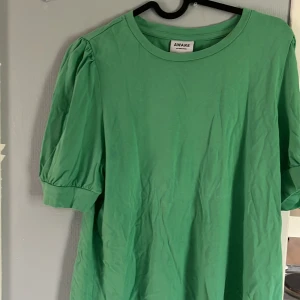 Grön topp - Säljer min nästan helt oanvända topp från vero Moda. Är lite ljusare grön än på bilden och i jättefint skick. 
