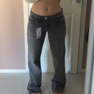 Lågmidjade jeans - Lågmidjade jeans från zara. Nytt skick med prislapp säljer då de är i fel storlek.