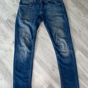 Dondup George  - Tja säljer mina dondup George jeans, storlek 32. Passar allt mellan 175-185 skulle jag säga. Väldigt bra skick och inga defekter. Hör gärna av dig vid frågor. Pris går att diskutera vid snabb affär 💯skulle även kunna byta mot nått skicka förslag