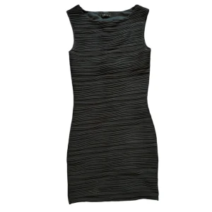 Miniklänning - Miniklänning, köpt second hand. Använd fåtal gånger (av mig) och i fint skick. Storlek:36 skulle uppskatta att den snarare är 32/34. 