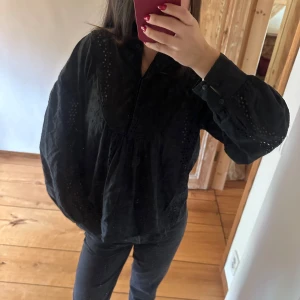 blus  - säljer denna så fina blus, perfekt t skolan nu i höst! 