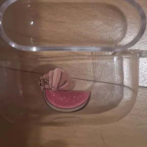Airpod skal med Harry styles händer  - Airpod skal med Harry styles händer i watermelon sugar videon. Endast stått I en bokhylla