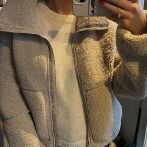 Beige teddyjacka med dragkedja - Hm teddy jacka i en ljus beige färg!!💝