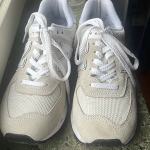 New Balance 574 sneakers - Snygga New Balance 574 sneakers. Har endast använts två gånger så i mycket bra skick. Stilren design med mockadetaljer och en bekväm passform. Perfekta till vardags!🥳