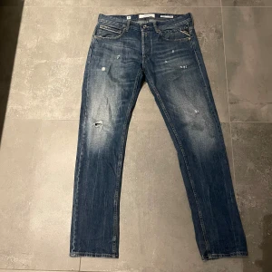 Replay jeans  - Snygga blå jeans från Replay med riktigt snygga slitna detaljer. Passar till flera stilar. Märkeslappen i läder baktill ger en extra touch. Riktigt bra skick. 