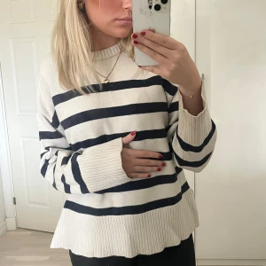 Randig tröja i beige och mörkblå - Säljer en snygg randig tröja i beige och mörkblå. Skriv om frågor🩷