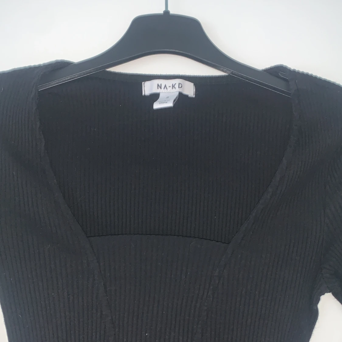 Svart ribbad topp från NA-KD