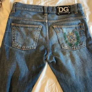 Vintage jeans från Dolce & Gabbana - Riktigt feta vintagejeans från Dolce & Gabbana i straight fit med schysst slitage utan att ha några som helst defekter! Passar folk runt 180, hör av er vid minsta fundering!