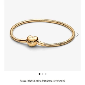 Guldarmband med hjärtformad lås - Elegant guldarmband från Pandora med ett hjärtformat lås. Perfekt för att kombinera med andra Pandora-smycken. Armbandet är i nyskick då jag fick de till alla hjärtans dag, men killen min valde att göra slut dagen efter🤓🥲