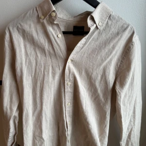 Helt Ny Beige Skjorta från Oscar Jacobson - Beige Skjorta från Oscar Jacobson. Storlek SLIM S 37-38. Aldrig använd. Nypris cirka 1400:- Pris kan Diskuteras 