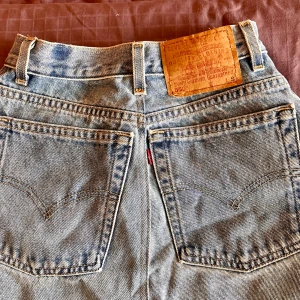 Snygg jeanskjol från Levi's - Säljer den här snygga jeanskjolen från Levi's i klassisk blå denim. Midjemåttet är 60cm. Högmidjad jeanskjol. Perfekt för en avslappnad stil. Använd men bra kvalitet. 