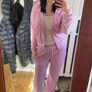 Rosa Juicy Couture set - Säljer dessa rosa juice set i storlek S som jag tyvärr ej har till användning av. Har köpt det tidigare från Plick och efter det har jag sytt upp så dom passar dig som är under 1,60 (själv är jag 1,59) 