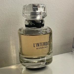 Givenchy L'Interdit EdP 50ml - Givenchy L'Interdit EdP 50 ml. Luktar otroligt gott och sitter läänge på kroppen, men säljer då den inte kommer till användning då jag köpt andra parfymer. Väldigt mycket kvar i flaskan!🥰 Köpte den på kicks för 1415kr. DOFTNOTER: Top: Bergamot Essence från Kalabrien, Fresh Ginger Essence från Madagaskar Hjärta: Orange Blossom Absolute från Tunisien, Sambac Jasmine Absolute från Indien, Tuberose Absolute från Indien Bas: Patchouli Essence från Indonesien, Vetiver Essence från Haiti