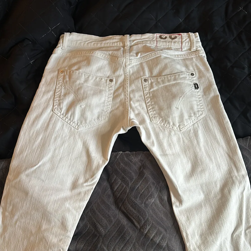 Vita jeans från Dondup Modell på Jeansen heter George storlek 33 skick 9/10 . Farkut & Housut.