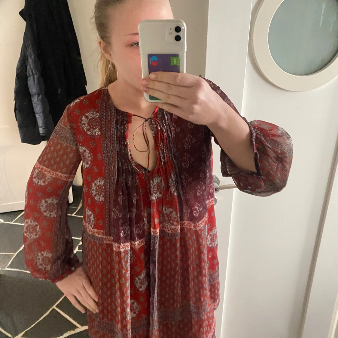 Långärmad sommarklänning med knyt