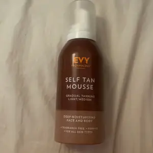 Säljer en Self Tan Mousse från EVY Technology i nyansen Light/Medium. Denna brun-utan-sol mousse är djupt återfuktande och passar både ansikte och kropp. Den är doftfri och passar alla hudtyper. Perfekt för en gradvis solbränna. Nytt pris på denna är 299 kr