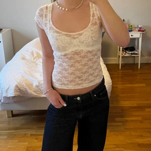 Spets topp brandy melville - Spets topp från brandy melville. Har endast använt den en gång så precis som ny. Köptes från deras hemsida för 245kr +78kr frakt. Säljer pga rensar min garderob💕 (har massa kläder i nyskick med gratis frakt på min profil)