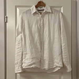Vit Jack&Jones  linneskjorta - Jack&Jones linne skjorta perfekt till sommaren! Den är i storlek S men passar som en Strl M. Felfritt skick ändå är att den inte är strykt. 