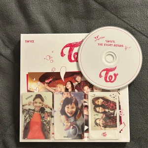  'The Story Begins' - twice - hej! säljer detta album av twice i bra skick, har tappat intresset och därför säljer jag den!  med albumet får man tre photocards och en girlang med alla medlemmar! kontakta för fler bilder eller frågor ♥️
