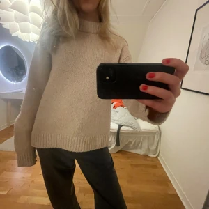 Stickad tröja - Ljusrosa/gammelrosa stickad tröja ifrån hm🩷