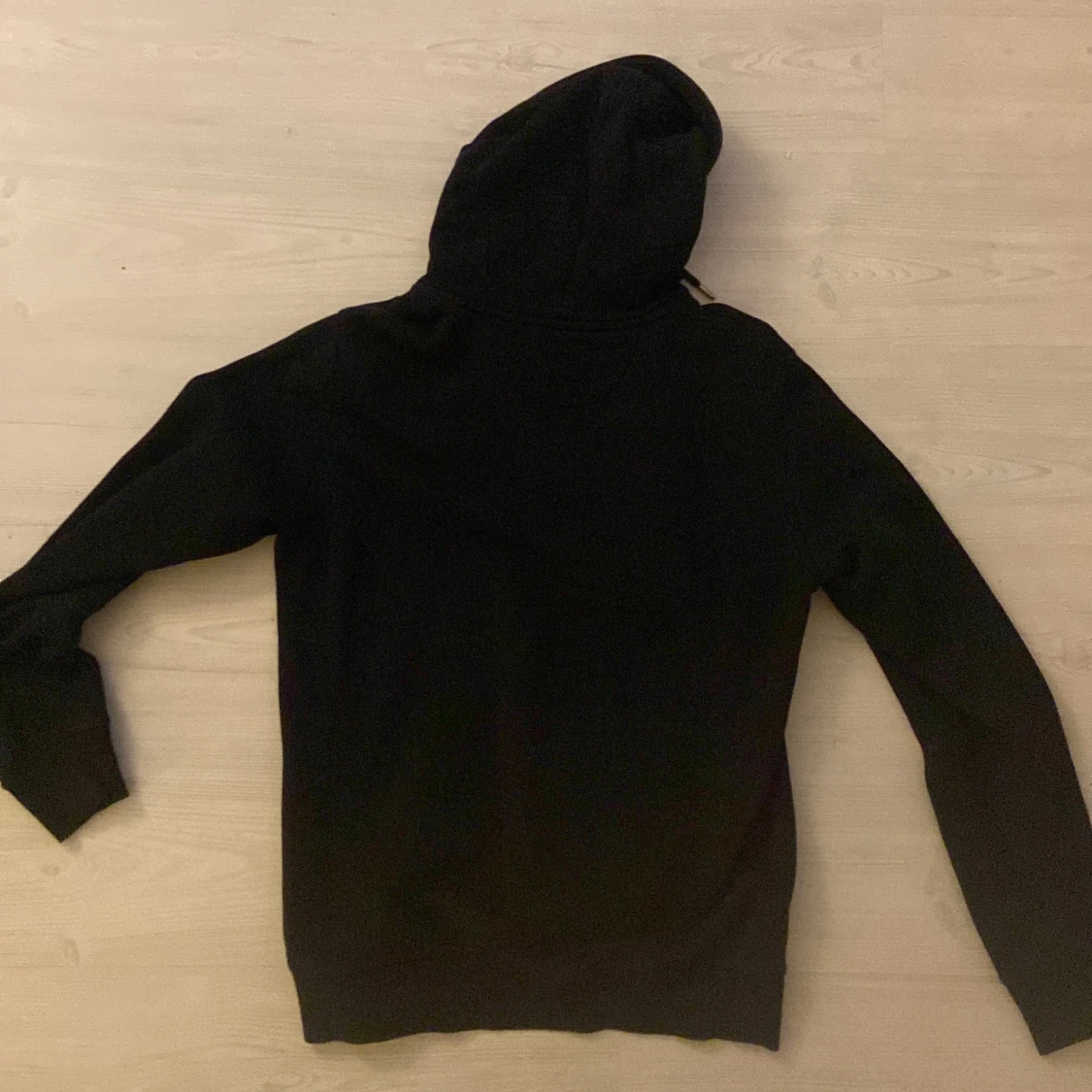 Svart hoodie från GANT - 1