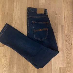 Nudie Jeans Grim Tim - Nudie Jeans i storlek 30:30. De är sparsamt använda och i mycket fint skick!