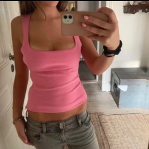 Rosa topp med kvadrat urringning  - Snygg rosa croppad linnetopp från Zara med breda axelband och fyrkantig urringning. Perfekt för varma sommardagar eller som ett lager under en jacka. Enkel och stilren design som passar till många olika outfits.(slutsåld❤️)