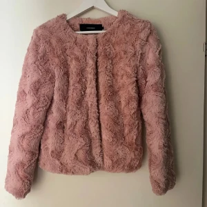 Rosa teddyjacka från Vero Moda - Säljer en supermjuk och fluffig rosa teddyjacka från Vero Moda. Jackan har en rund halsringning och långa ärmar. Storlek M. Använd ett fåtal gånger, är fortfarande i superfint skick! Skicka gärna prisförslag om du är intresserad💖