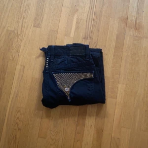 Robins jeans  - Robins jeans storlek 32/32 lite defekter som visas på bilden.
