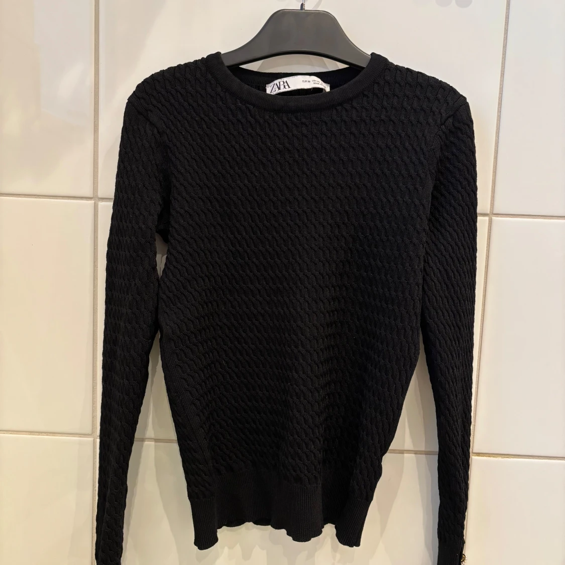 Långärmad tröja med knappar och snygga detaljer  - 2