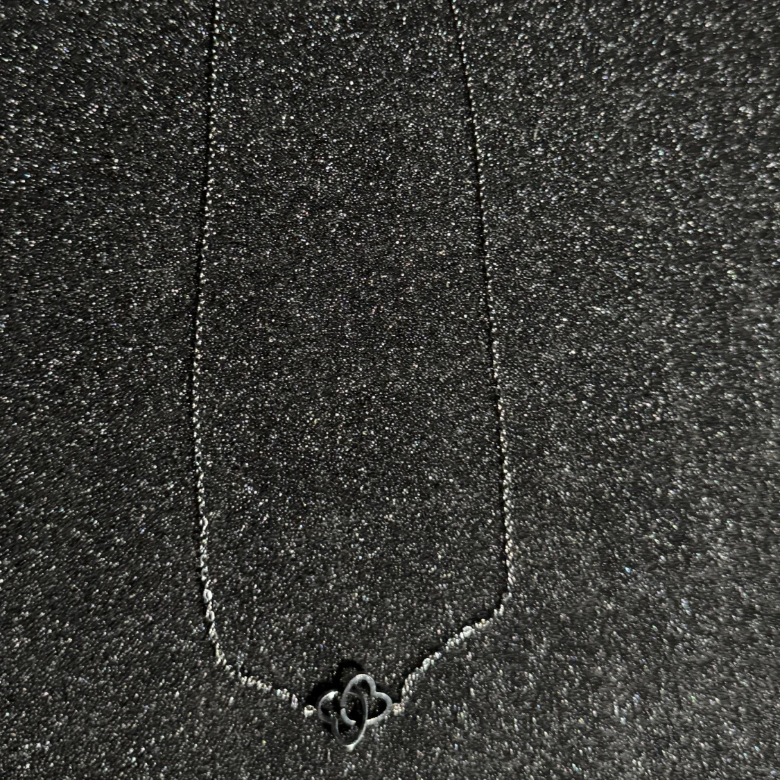 Silverfärgat halsband med hjärtdetalj - 1