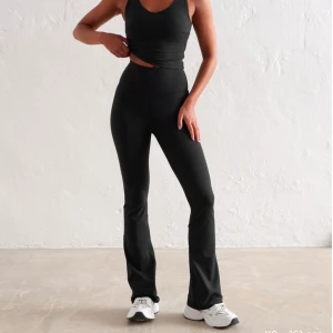 Svart träningsbyxor aimn  - Snyggt svart träningsbyxor/ tights. Perfekt för gymmet eller yoga. byxorna är bekväma med hög midja använda 1 gång .