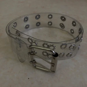 Transparent bälte med silverdetaljer - ❗️TAR ENDAST EMOT SWISH, skriv t mig vid köp ❗️ Snyggt transparent bälte med silverfärgade detaljer och hålmönster. Bältet har ett klassiskt spänne i silver och är justerbart för bästa passform.