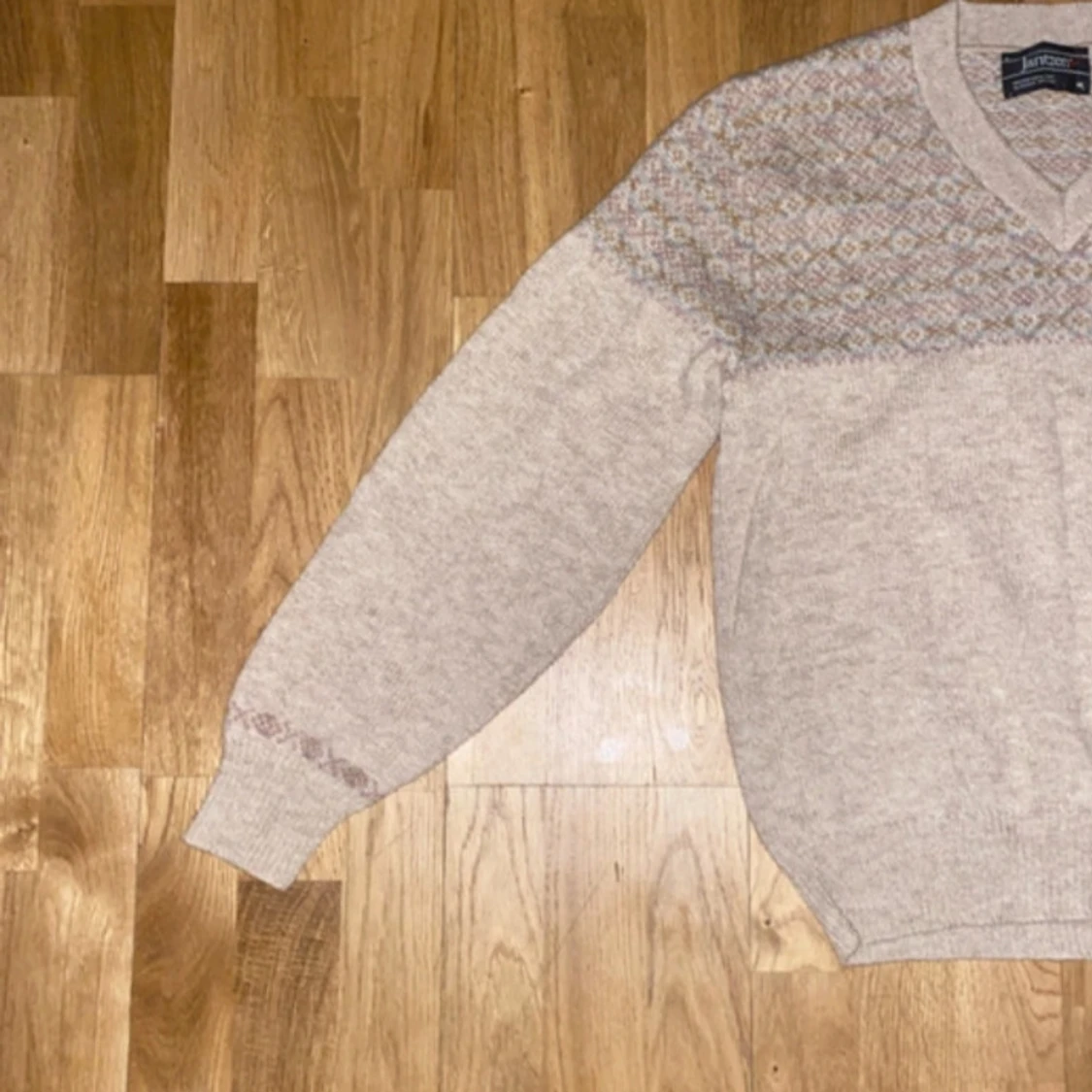 Beige stickad tröja med mönster - 1