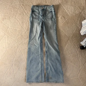 blåa jeans - high waisted jeans med fickor 