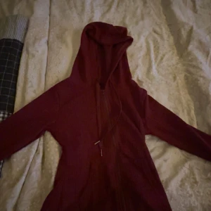 Vinröd zipper från dazy  - storlek xs!! Skriv om ni har frågor eller prisförslag☺️☺️